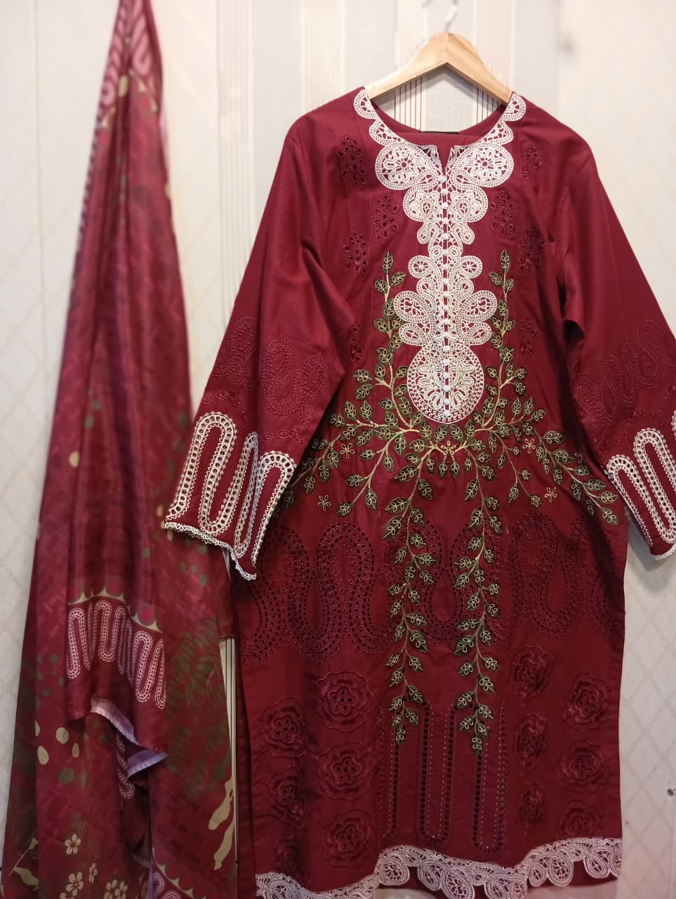 Primary Color: Deep Maroon / Burgundy. - Image 5