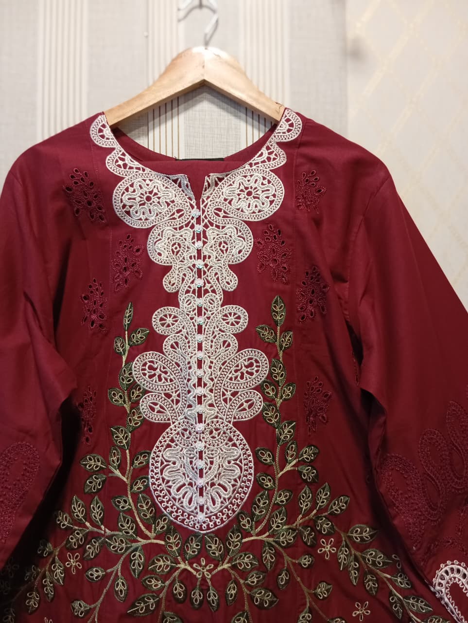 Primary Color: Deep Maroon / Burgundy. - Image 2