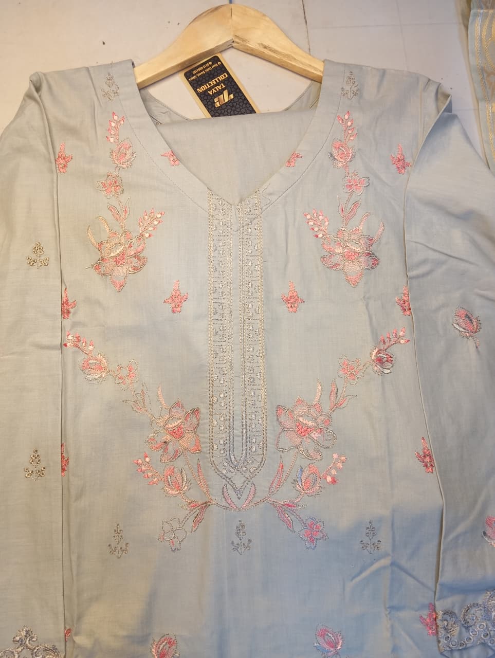 (often called "dove grey" or "ash grey"). - Image 3